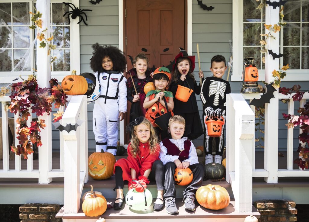Niños pequeños con disfraces de Halloween