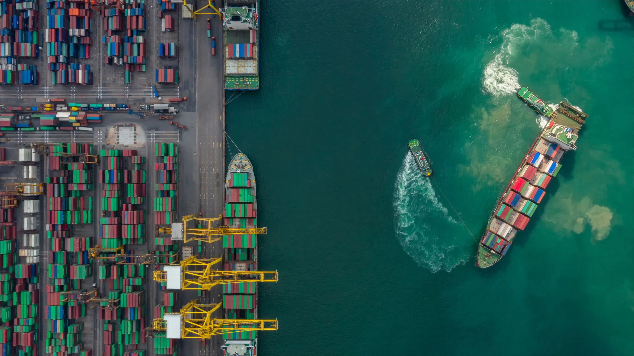 Infographic showing common risks in international shipping for heavy machinery