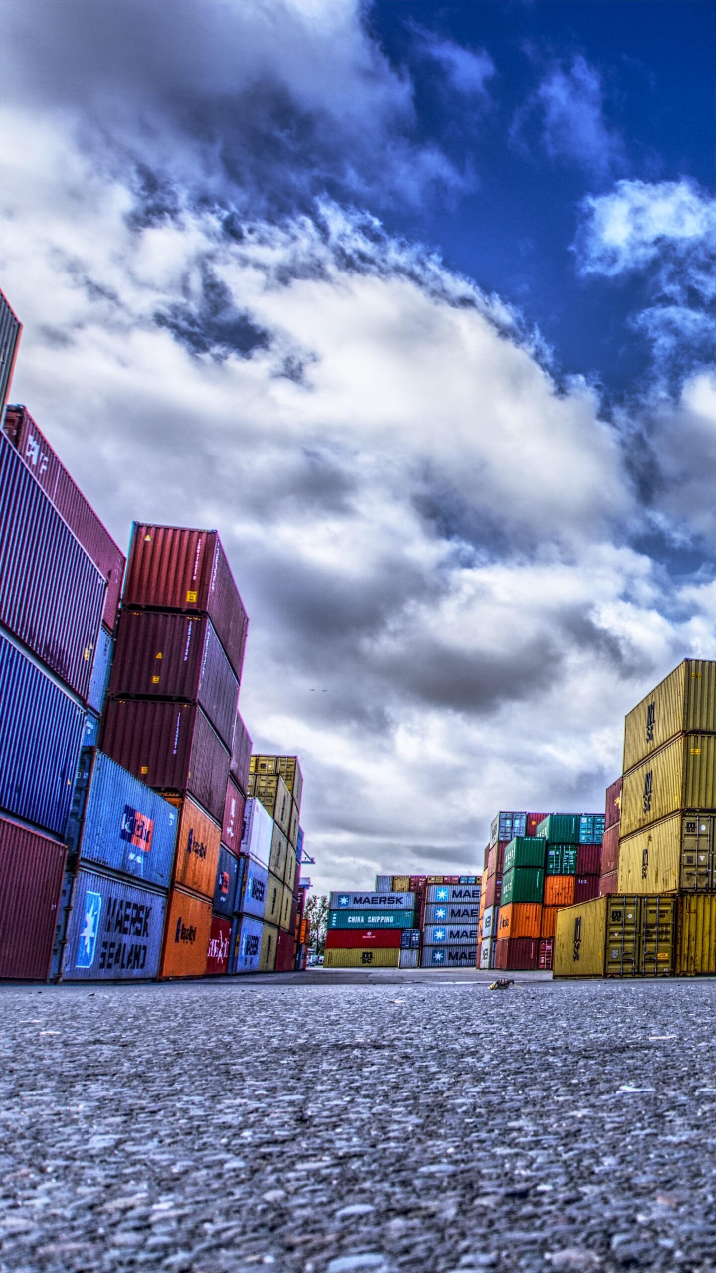 Large machinery being loaded into a 40HQ shipping container at a Chinese port